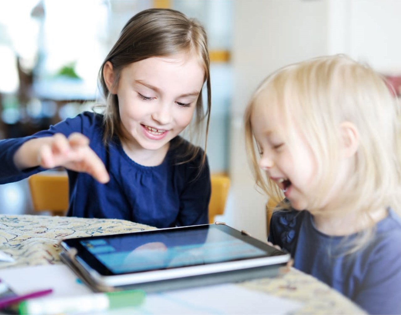 Kinder, die spielerisch programmieren lernen ist das Ziel der digitalen Erziehung.