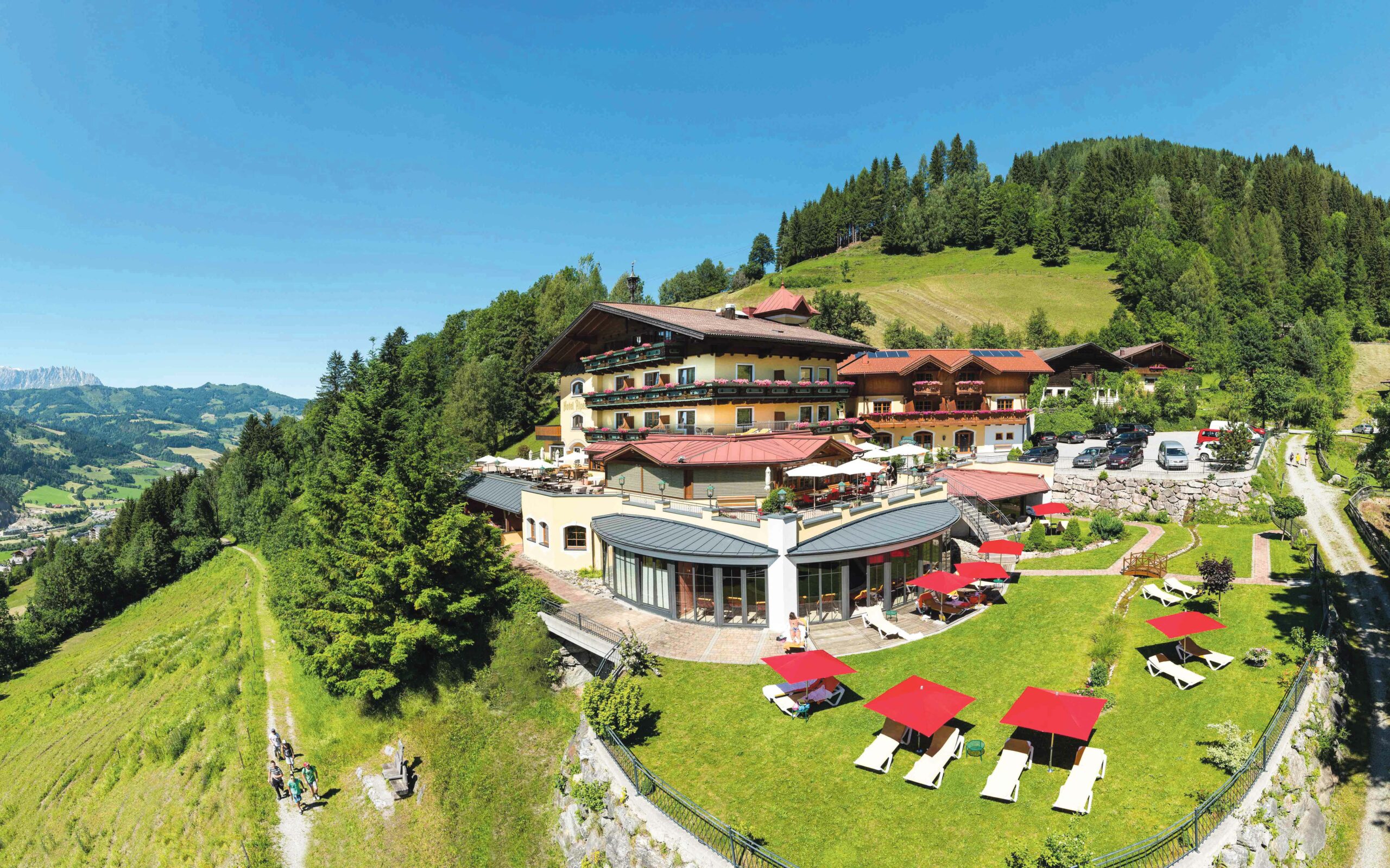 Ein Blick auf das malerische Gut Berg Naturhotel in St.Johann im Pongau.