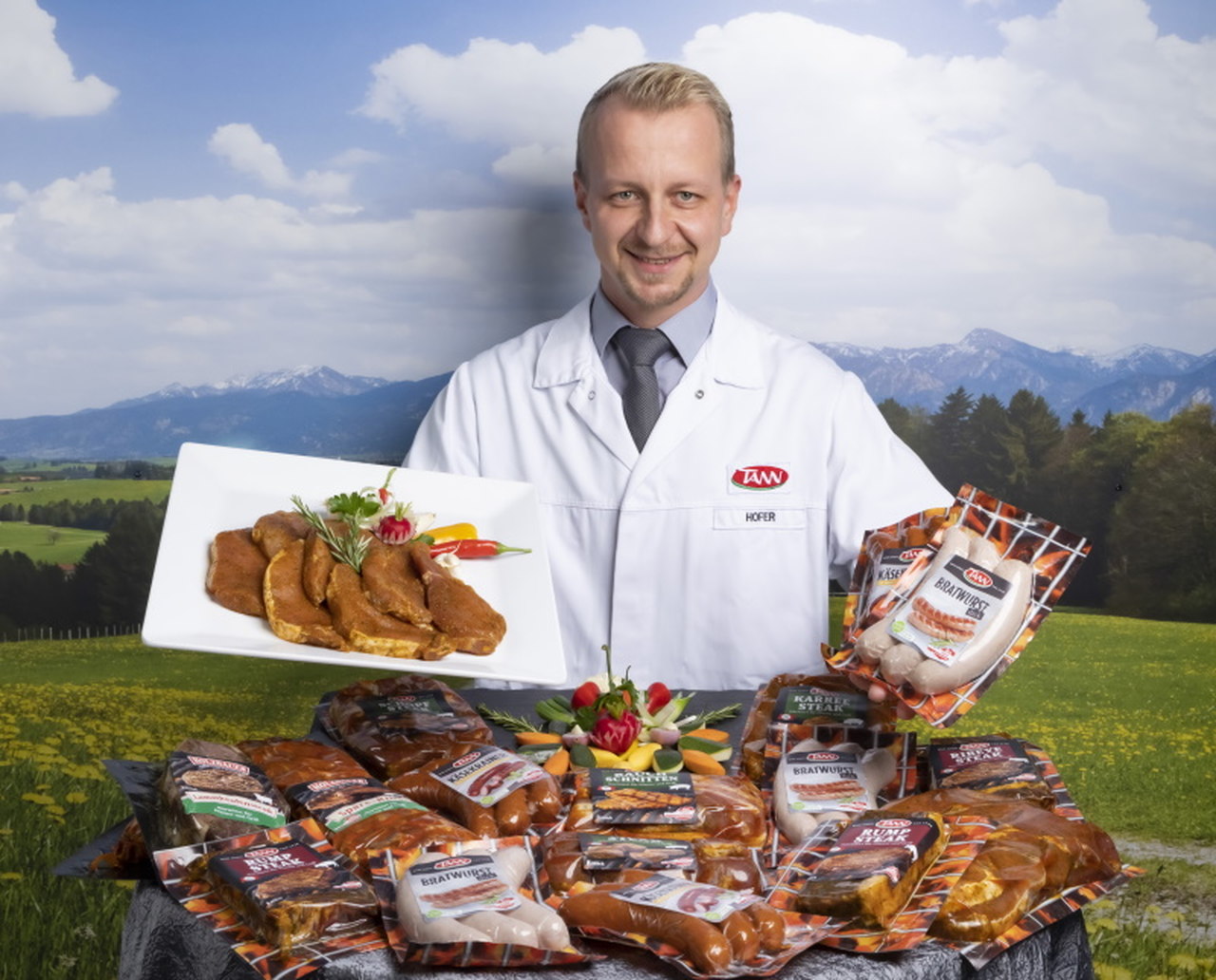 Passend zur Jahreszeit kehren die Grill-Lieblinge in die SPAR-Lebensmittelregale zurück: Grillfleisch und Grillwurst des renommierten Fleischereibetriebs TANN.