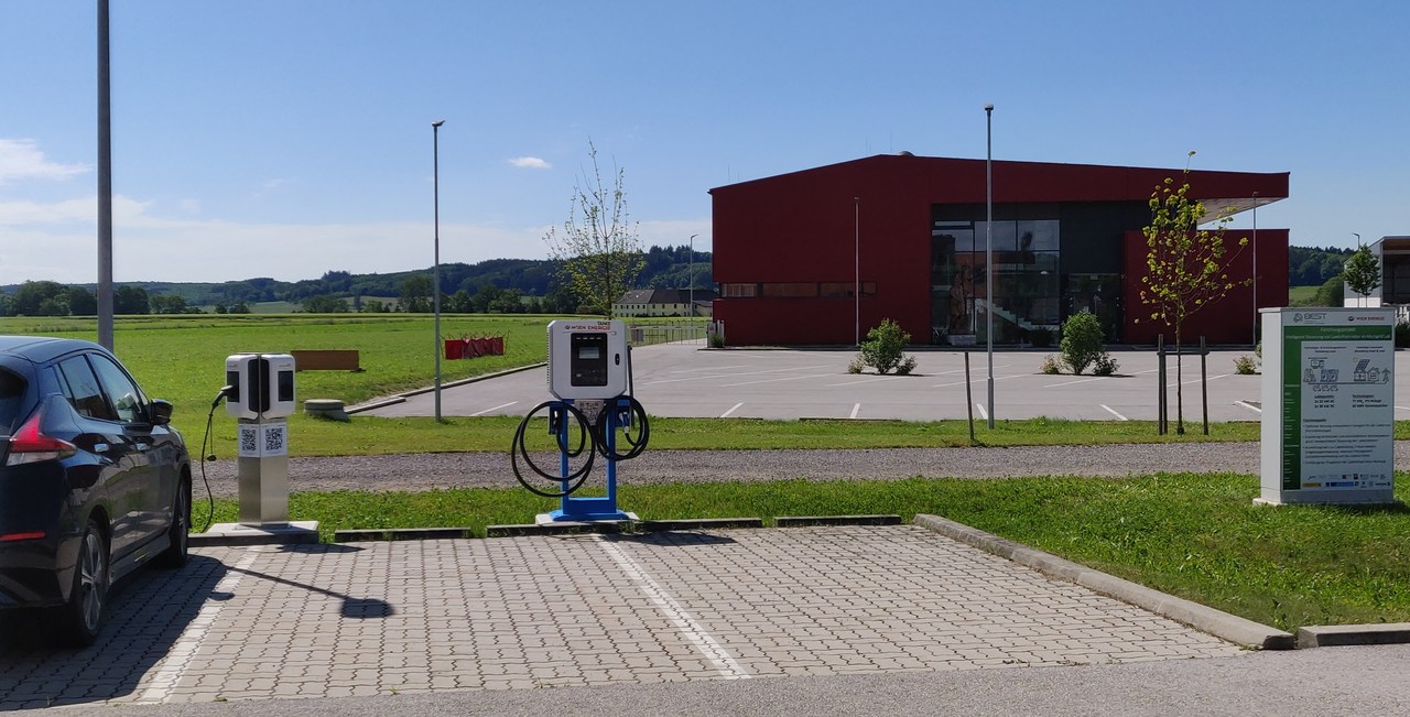Am Technopol Wieselburg wurden im Rahmen eines Forschungsprojektes die ersten Ladestationen für E-Autos in Betrieb genommen.