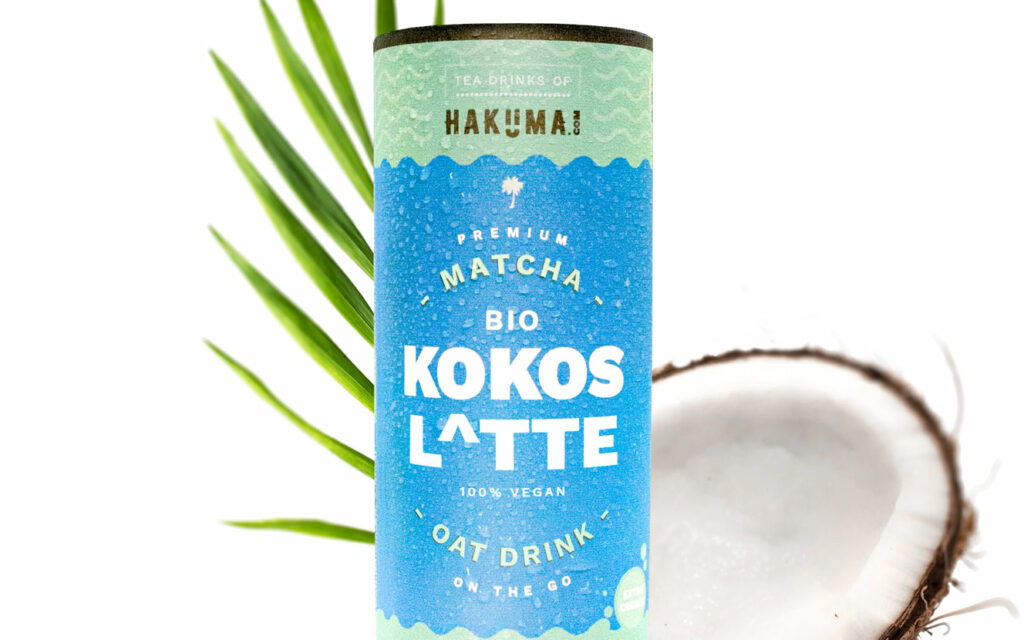 Das erste vegane Milchmischgetränk mit Matcha auf Hafermilchbasis. Der Bio Kokos Latte von HAKUMA.