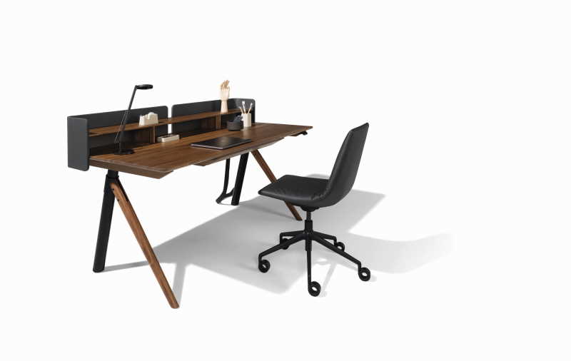 Der aus reinem Naturholz gefertigte Schreibtisch pisa von TEAM 7 vereint das Homeoffice mit natürlichem Wohngefühl. Fotocredit: TEAM 7.