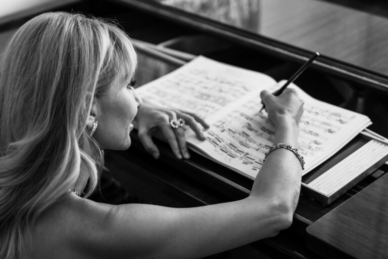 Starpianistin Donka Angatscheva wurde von Fotograf Michael Kobler anlässlich ihres Konzerts und der CD-Präsentation auf Schloss Thalheim abgelichtet