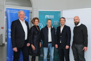 Neues Labor in Leoben: Bei der CD-Labor-Eröffnung v.l.: Vizerektor Univ.-Prof. Dr. Peter Moser, MR Dr. Ulrike Unterer (Vizepräsidentin der Christian Doppler Gesellschaft), Dr. Stefan Defegger (EEMCO), Univ.-Prof. Dr. Lorenz Romaner und Dr. Rene Hammer (EEMCO). Credit: Foto Freisinger.