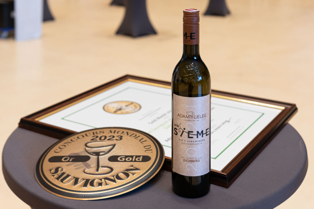 Die Dubourdieu-Trophäe für den besten Sauvignon Blanc des Bewerbs wird an das Weingut Adam-Lieleg verliehen. Copyright: Wein Steiermark/ Fotokuchl Johannes Polt