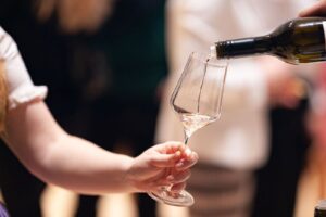 Die diesjährige steirische Weinsaison wurde von der Wein Steiermark gemeinsam mit rund 120 Winzer:innen eröffnet. Fotocredits: Wein Steiermark/Johannes Polt