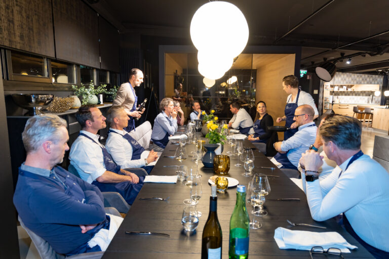 Gemeinsamer Genuss vom Kichererbsen-Curry über Seesaibling mit grünem Gemüse bis zum Weiße-Schokolade-Pannacotta. Fotocredits: Werner Krug