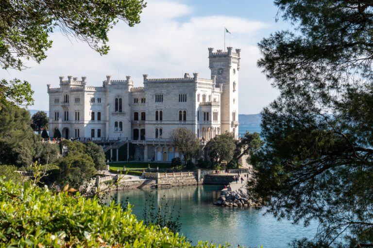 Reistipps Triest: Das Castello di Miramare zählt zu den Klassikern, aber auch abseits der traditionellen Sehenswürdigkeiten lässt sich vieles entdecken.