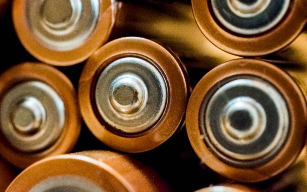 Mehrere aufeinandergestapelte Batterien