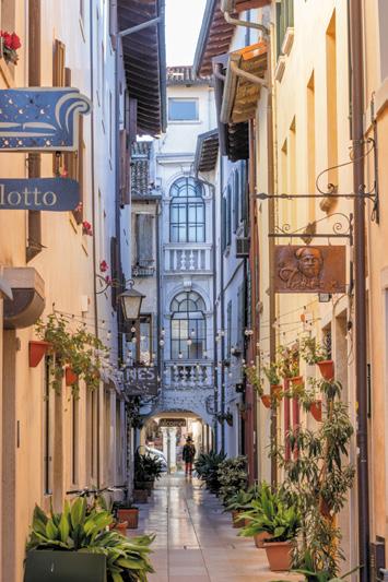 Schmale Altstadtgasse mit Blumen und Arkaden - Pordenone Kulturhauptstadt 2027