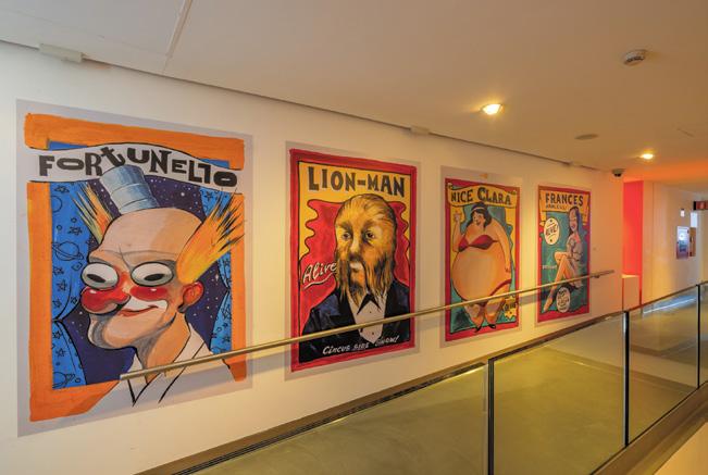 Ausstellungsraum mit großformatigen Comic-Figuren an der Wand - Pordenone Kulturhauptstadt 2027
