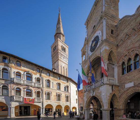 Palazzo Ricchieri, Markusturm und Rathaus-Loggia unter blauem Himmel - Pordenone Kulturhauptstadt 2027