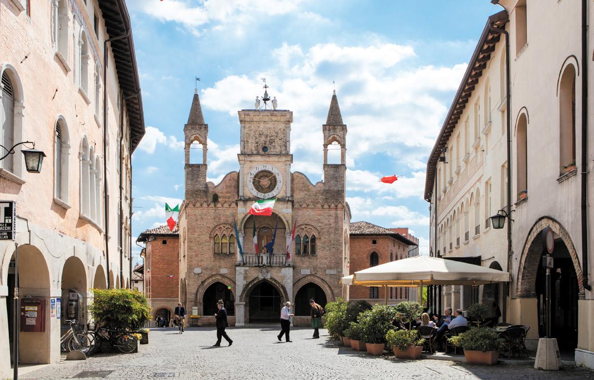 Gotisches Rathaus mit Loggia und Uhrturm am Ende des Corso in Pordenone - Pordenone Kulturhauptstadt 2027