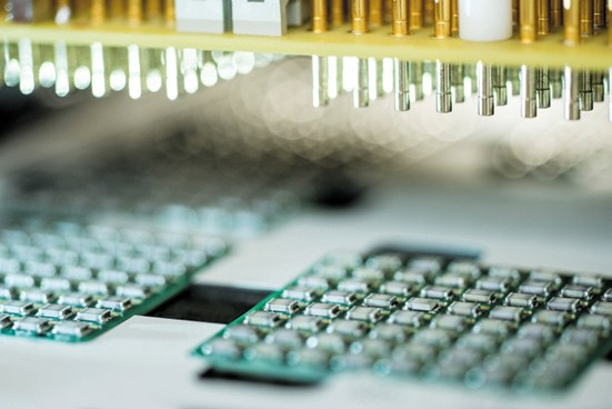 Bauteile CeraCharge von TDK Electronics, Festkörper-Akkumulator in SMD-Technologie