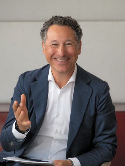 Sirius Alexander Pansi, Herausgeber von JUST, moderiert den JUST Top Talk zu freien Berufen