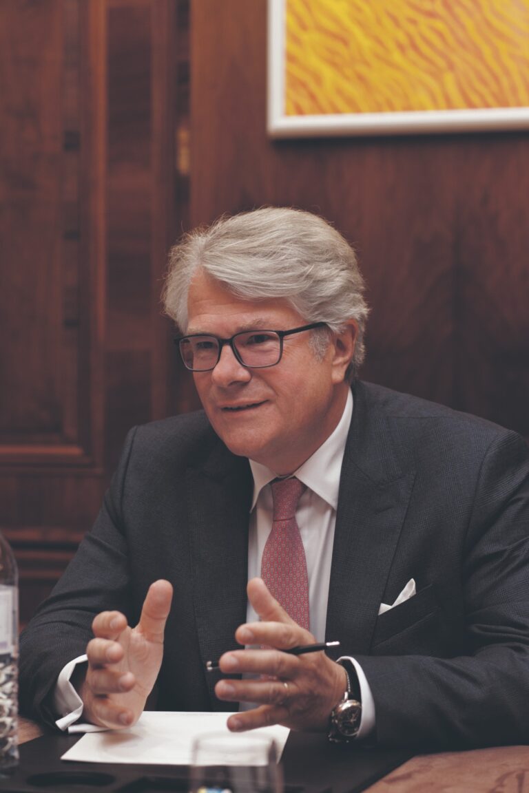 Constantin Veyder-Malberg, Vorstand Schelhammer Capital, im Gespräch an einem Besprechungstisch. Thema Generationenwechsel