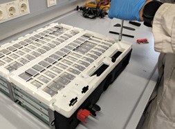 Demontage eines Lithiumionenbatterie-Energiespeichersystems eines Hybridfahrzeugs