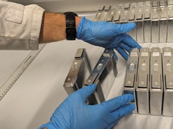 Einzelne Lithiumionenbatterien aus einem Elektrofahrzeug beim Batterierecycling