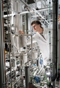 Forscher an der Versuchsanlage für synthetisches Kerosin an der Montanuniversität Leoben