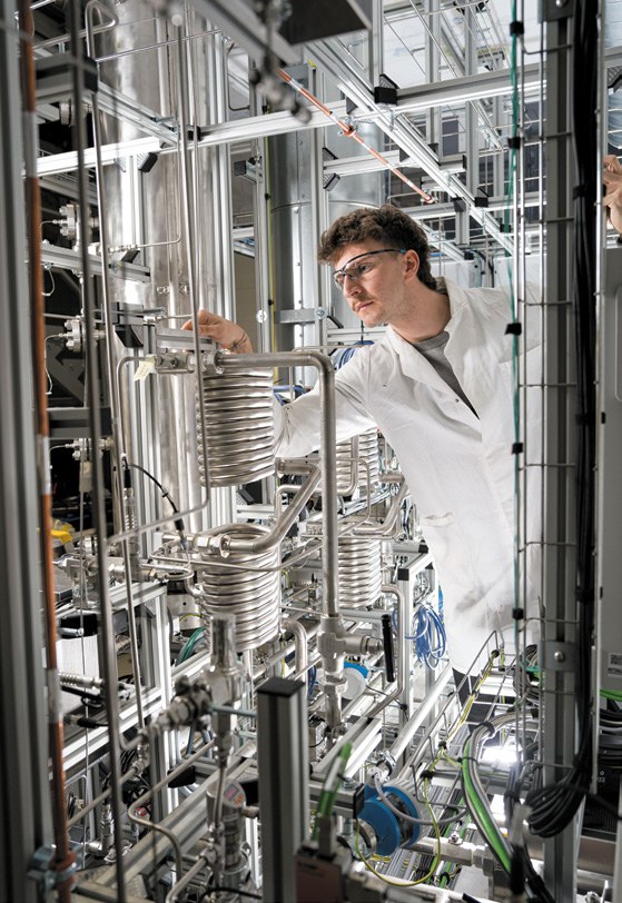 Forscher an der Versuchsanlage für synthetisches Kerosin an der Montanuniversität Leoben