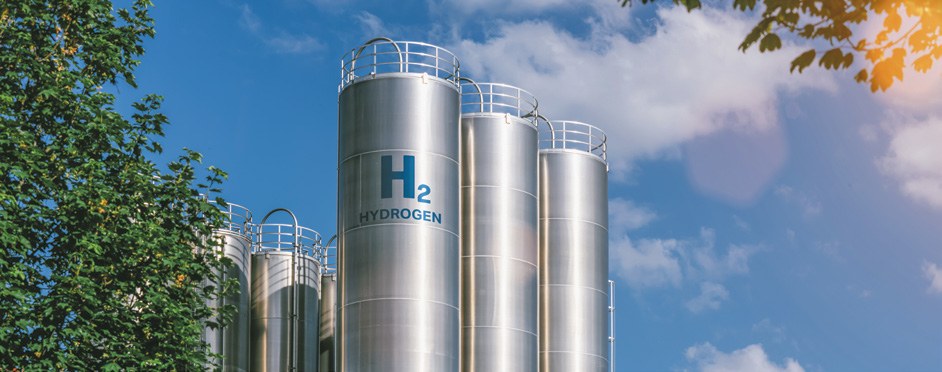 Wasserstofftanks mit H2-Hydrogen-Aufschrift vor blauem Himmel – grüner Wasserstoff für emissionsfreie Mobilität