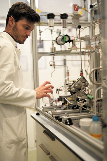 Forscher im weißen Laborkittel testet Kompressortechnologien für Wasserstoff im HyCentA-Labor