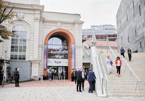 Eingang zur Kunsthalle Wien im MuseumsQuartier mit Besuchern der Technology Talks Austria